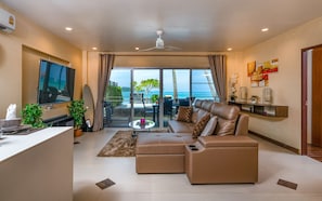 Deluxe-Apartment, 3 Schlafzimmer, Küche, Meerblick | Wohnbereich | 43-Zoll-Smart-TV mit Kabelempfang
