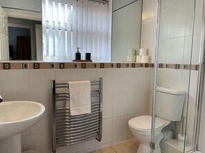 Een haardroger, handdoeken, zeep, shampoo