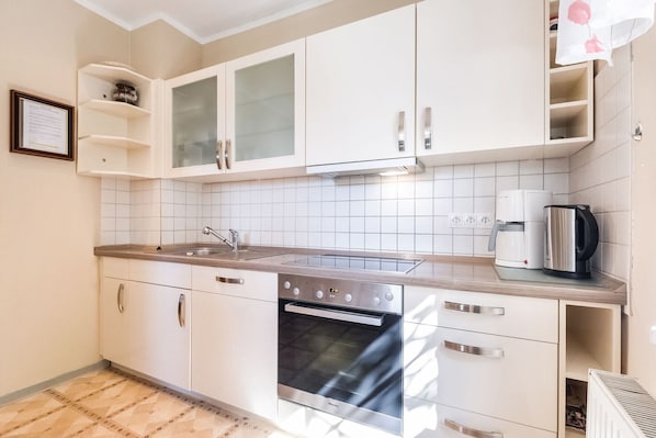 Microondas, horno, lavavajillas y periquera