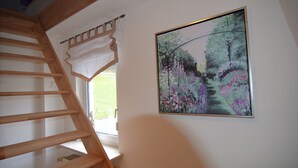 A wooden staircase leading to a landing with a window. - Chalet im Sauerland nahe Skigebiet Winterberg (Elpe)