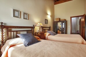 2 bedrooms, iron/ironing board, free WiFi