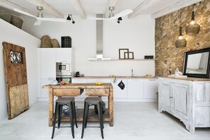 Fridge, microwave, oven, stovetop - Belvilla by OYO Pink House (La Tallada D'empordà)
