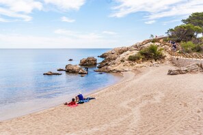 Beach nearby - Belvilla by OYO Pink House (La Tallada D'empordà)