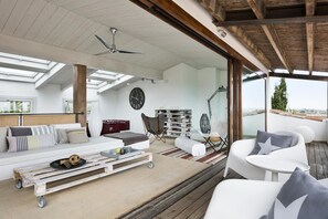 5 bedrooms, iron/ironing board, free WiFi - Belvilla by OYO Pink House (La Tallada D'empordà)