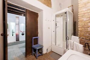 Dusche, Haartrockner, Bidet, Handtücher