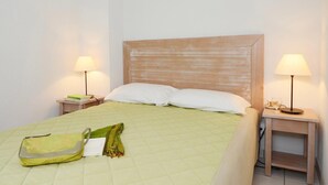 A hotel room with a bed, two bedside tables, and lamps. - Tranquil Escape with Pool (Rignac)