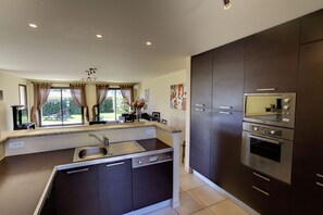 Réfrigérateur, four à micro-ondes, lave-vaisselle, cafetiÚre-théiÚre