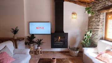 Een smart-tv, een open haard, een dvd-speler en een tafeltennistafel