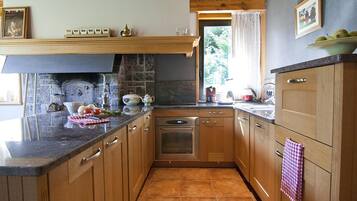 Een koelkast, een microgolfoven, een kookplaat, een vaatwasser