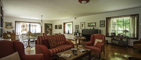 TV connectée, cheminée, chaîne hi-fi