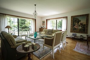 Smart TV, fireplace, stereo