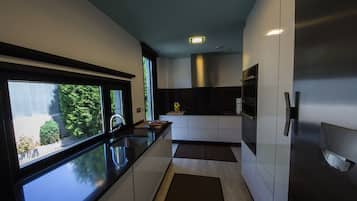 Een koelkast, een magnetron, een oven, een vaatwasser