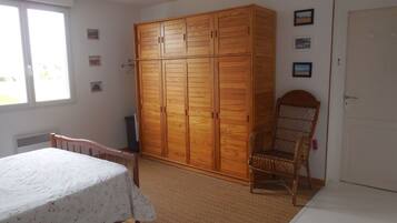 3 slaapkamers, een bureau, een strijkplank/strijkijzer, gratis wifi