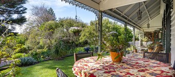 Period home 10-minute walk to the Sorrento shops and 5 minutes to front beach.