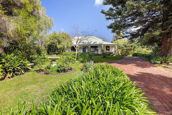 Exterior - Period home 10-minute walk to the Sorrento shops and 5 minutes to front beach. (Sorrento)