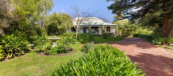 Period home 10-minute walk to the Sorrento shops and 5 minutes to front beach. 