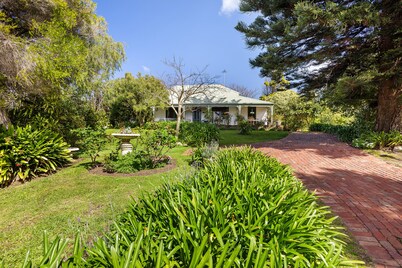 Period home 10-minute walk to the Sorrento shops and 5 minutes to front beach.