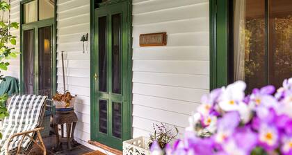 Period home 10-minute walk to the Sorrento shops and 5 minutes to front beach.