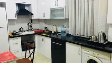 Mini réfrigérateur, micro-ondes dans l'espace commun, four