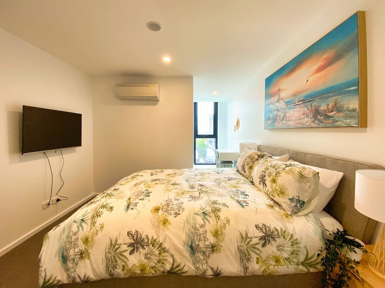 Desk, iron/ironing board, WiFi, bed sheets