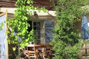Outdoor dining - Villa in Saint-Pierre-de-Vassols with private pool (Saint-Pierre-De-Vassols)