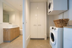 Shower, hair dryer - Beautiful Cambodian Inspired Apt with Pool & Gym (Adelaide)