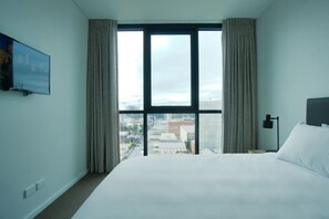 Desk, iron/ironing board, WiFi, bed sheets