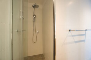 Shower, hair dryer - Beautiful Cambodian Inspired Apt with Pool & Gym (Adelaide)