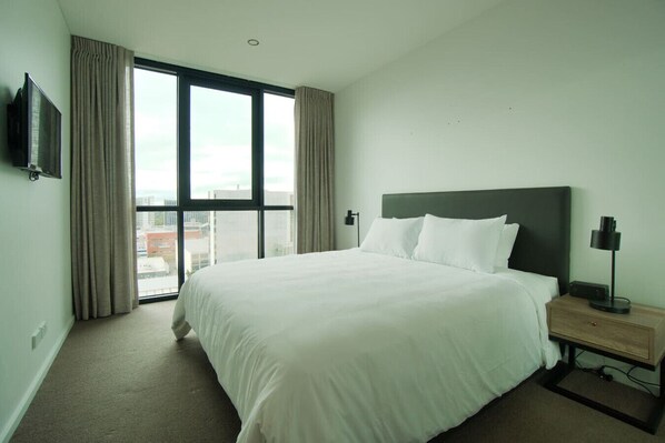 Escritorio, tabla de planchar con plancha, wifi y ropa de cama 