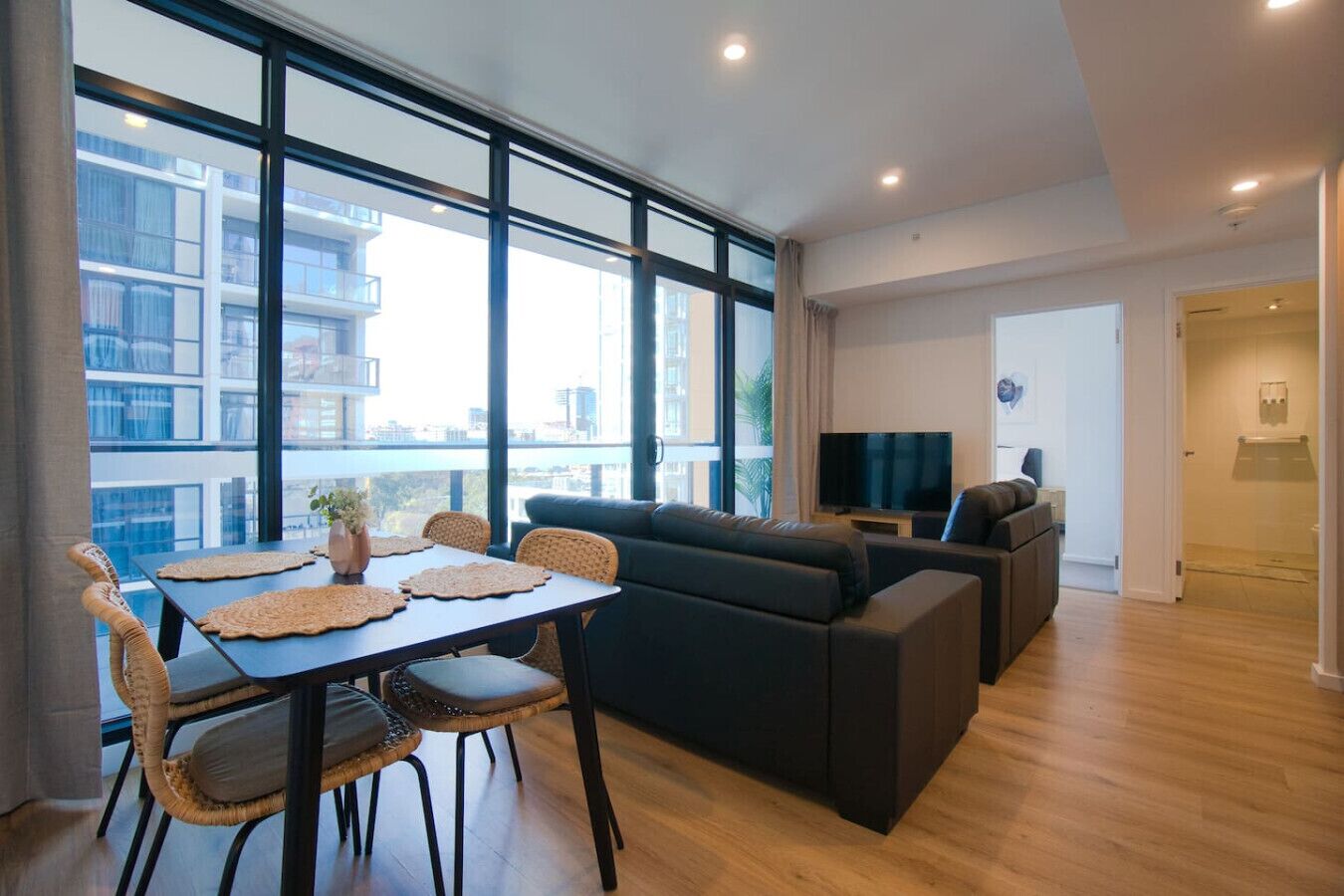 Stylish City Retreat: 3br Oasis With Pool And Spa - Adelaide