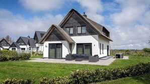 Unclassified image, 5 of 37, button - Thatched wellness villa near Texel Sea (De Koog)