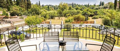 屋外ダイニングエリア