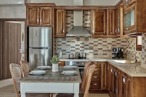 Fridge, oven, stovetop, coffee/tea maker