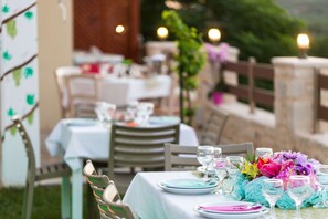 Outdoor dining - Villa in Crete with Private Pool & Beaches Nearby (Achlades)