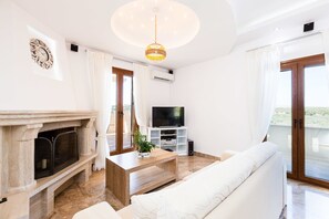 Smart TV, fireplace, DVD player, table tennis - Villa in Crete with Private Pool & Beaches Nearby (Achlades)