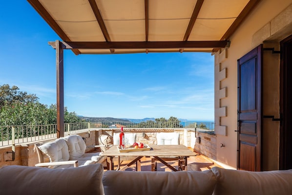 Outdoor dining - Villa in Prines with White Mountains View (Prinès, Rhethymno)