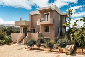 Exterior - Villa in Crete with Stunning Sea Views (Adelianos Kampos)