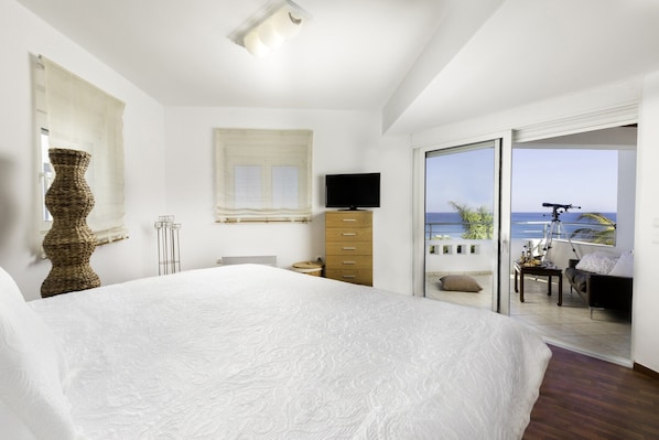 4 bedrooms, iron/ironing board, WiFi (free)