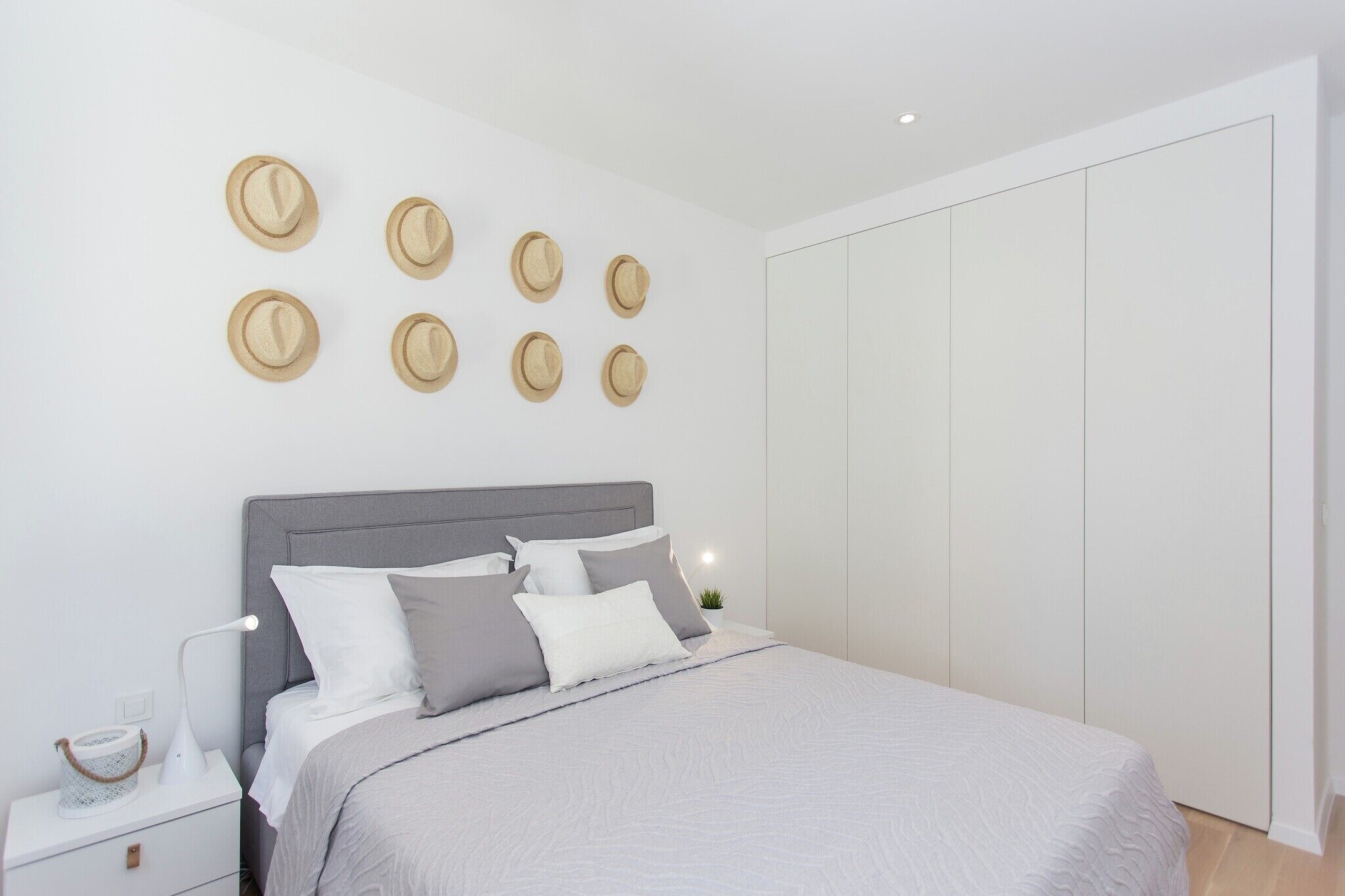 Une chambre à coucher avec un lit, une table de chevet et une armoire.