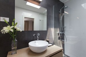 Shower - Luxurious Villa with Private Pool and Garden (Kastel Stari)