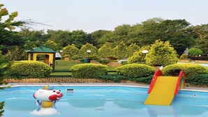 Une piscine avec un toboggan et un espace de jeux décoré avec un personnage de dessin animé.