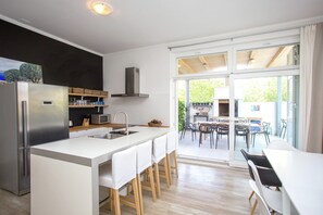 Frigorífico, microondas, horno y placa de cocina