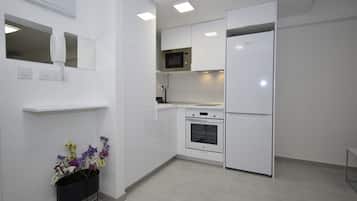 Refrigerador, microondas, horno y cafetera y tetera