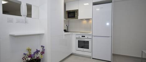 Kühlschrank, Mikrowelle, Ofen, Wasserkocher mit Kaffee-/Teezubehör