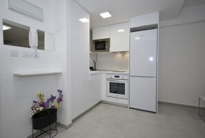 ثلاجة، ميكروويف، فرن، ماكينة لصنع القهوة/الشاي