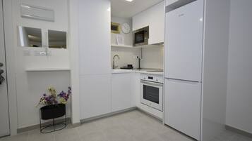 Refrigerador, microondas, horno y cafetera y tetera