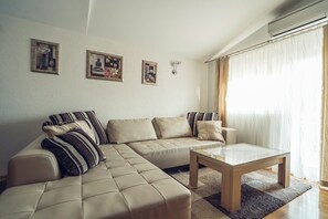 Smart TV, fireplace, ping pong - Holiday Home in Imotski with Pool (Imotski)