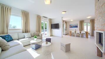 Televisie en een open haard