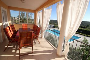 Outdoor dining - Villa in Debeljak with Private Pool (Debeljak)