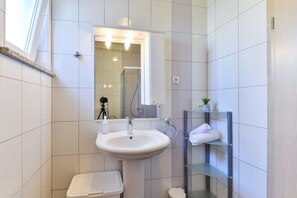 Shower - Villa in Debeljak with Private Pool (Debeljak)